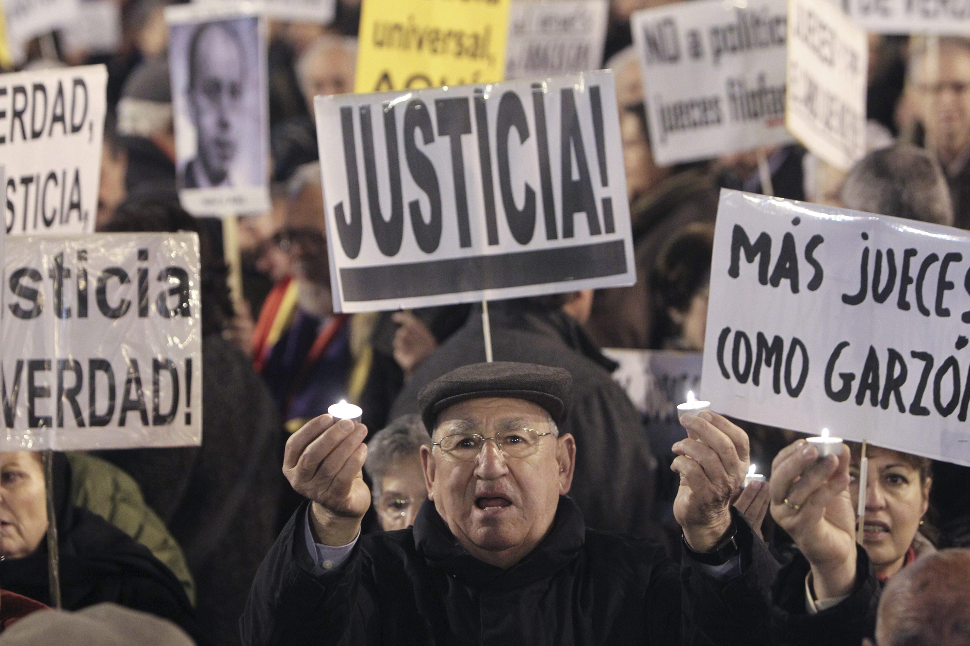 Manifestació a Madrid, el 2012, demanant justícia per al jutge Baltasar Garzón, processat per declarar-se competent per investigar els crims del franquisme