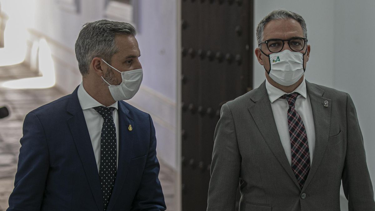 El consejero de Presidencia, Administraciones Públicas e Interior y Portavoz de la Junta de Andalucía, Elías Bendodo (d), y el consejero de Hacienda, Juan Bravo (i), en la rueda de prensa posterior al Consejo de Gobierno de la Junta de Andalucía