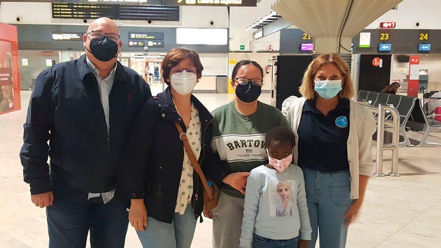 La pequeña Souadou, emprende el viaje de regreso a su país.