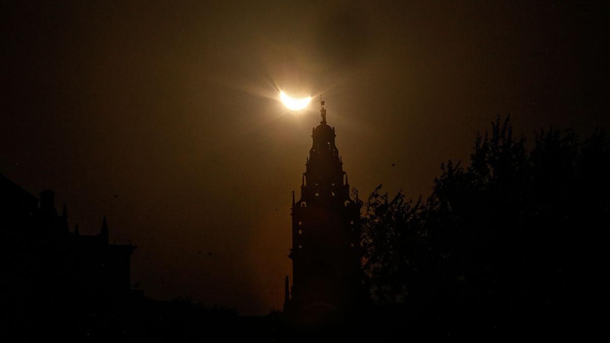 Los cordobeses se echan a la calle para ver el eclipse solar
