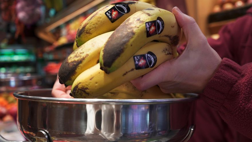 Venta del plátano afectado por las cenizas volcánicas en una frutería de la Península.