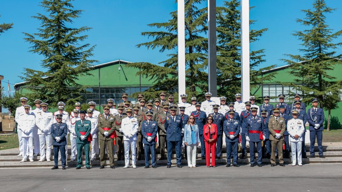 Foto de familia en León del inicio del curso en el Ejército, con la ministra Margarita Robles.
