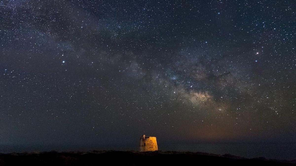 La Torre del Cap de Barbaria bajo el cielo de Formentera.