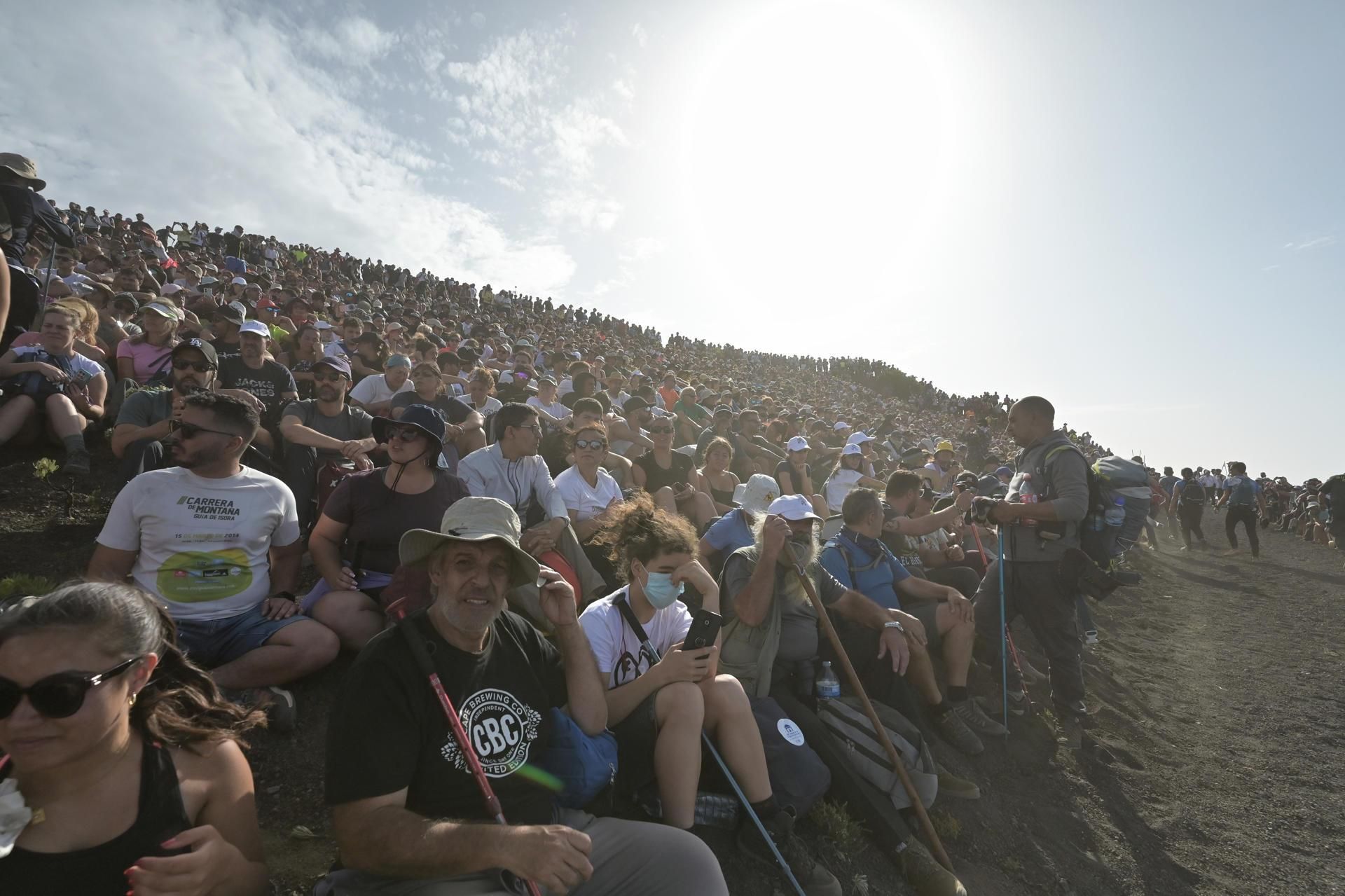 Miles de personas han participado este sábado en El Hierro en la Bajada de la Virgen de Reyes que transcurre durante 28 kilómetros desde su ermita en La Dehesa hasta Valverde, capital de la isla.