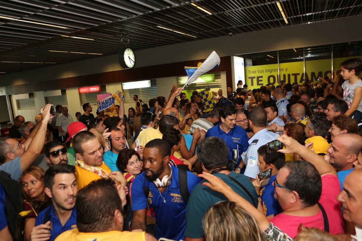 Llegada del 'Granca' al aeropuerto.