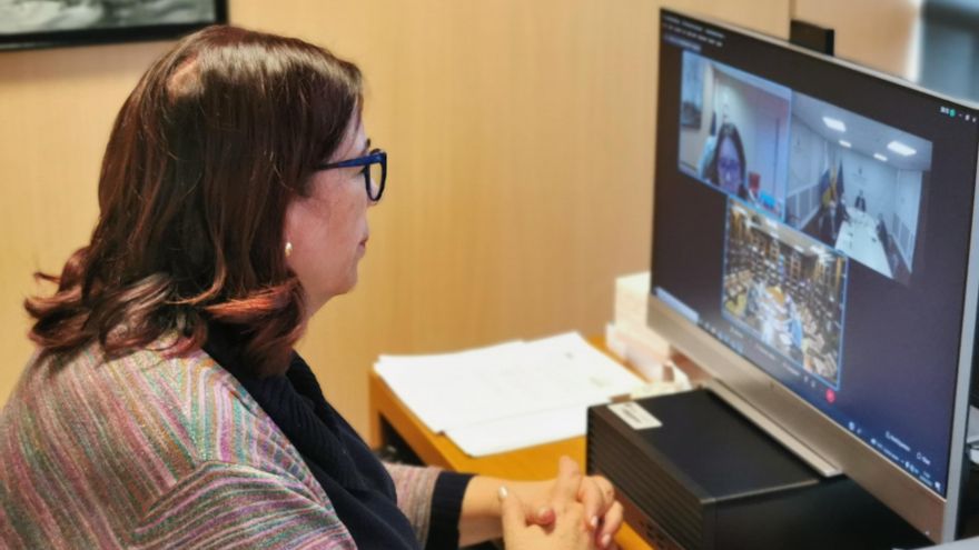 La consejera de Educación, Manuela de Armas en la reunión con los representantes del transporte escolar.