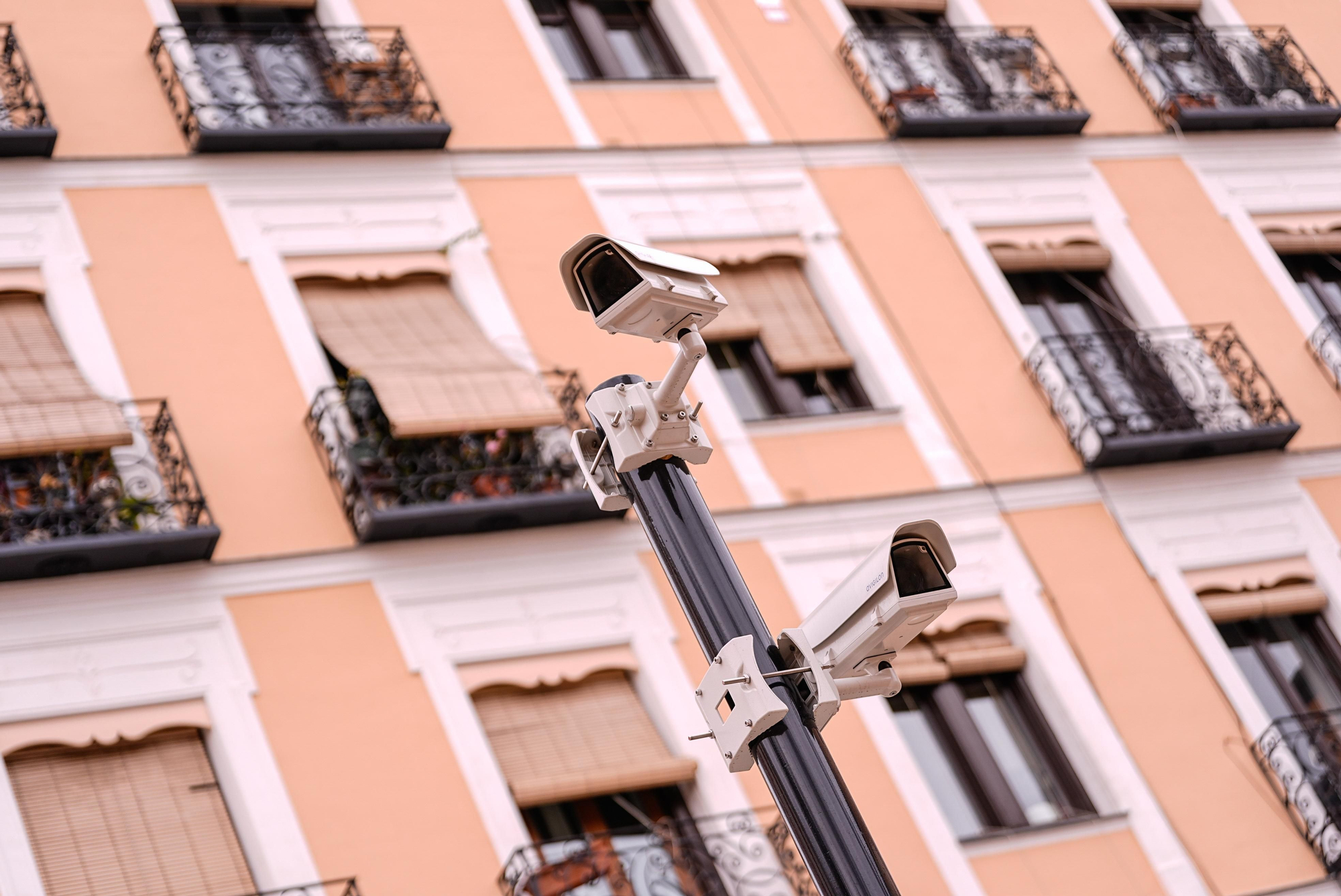 Almeida "inaugura" las cámaras de vigilancia en el Dos de Mayo