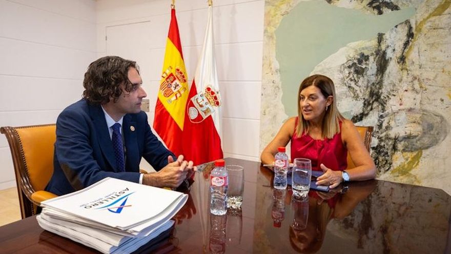 La presidenta de Cantabria, María José Sáenz de Buruaga, y el alcalde de Astillero, Javier Fernández Soberón.