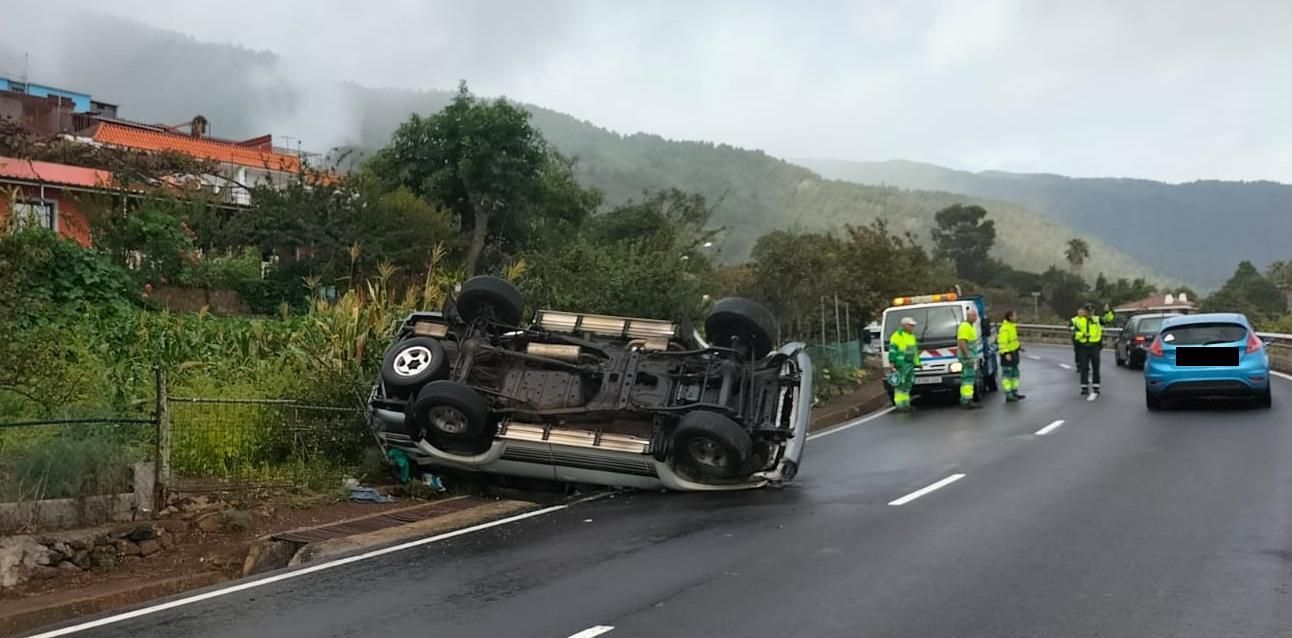 Accidente de tráfico en la carretera de La Cumbre. BOMBEROS LA PALMA