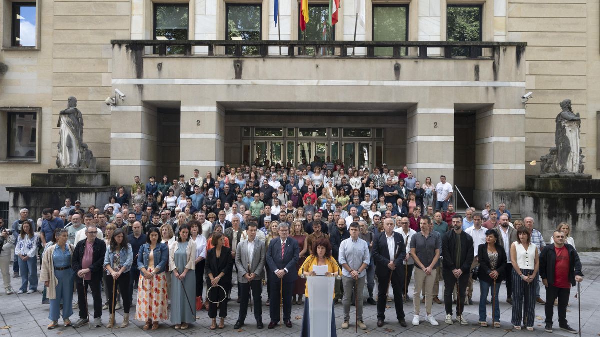 Alcaldes y representantes institucionales durante la concentración frente al TSJPV por las sentencias contra el euskera
