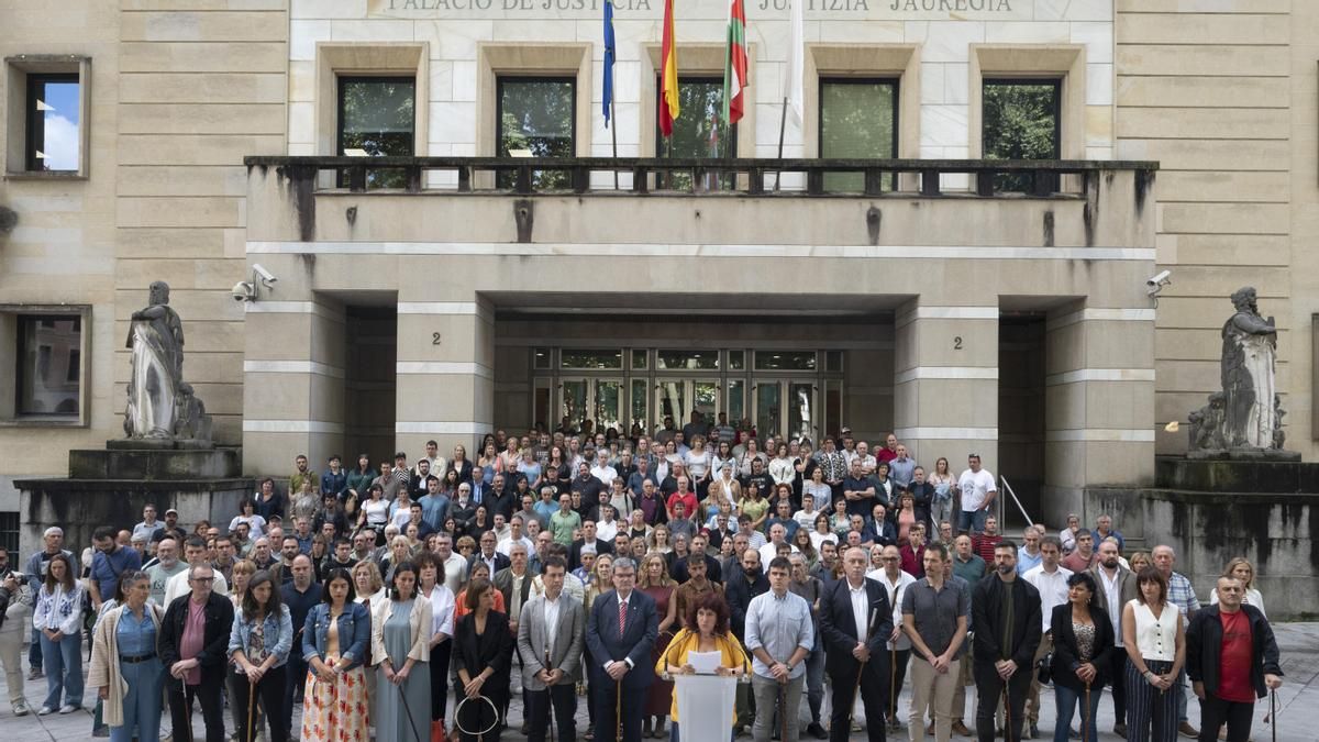 Alcaldes y representantes institucionales durante la concentración frente al TSJPV por las sentencias contra el euskera