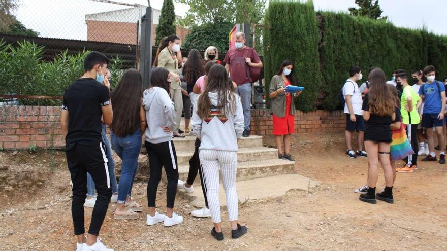 Varios alumnos esperan en la puerta de un colegio extremeño para acceder