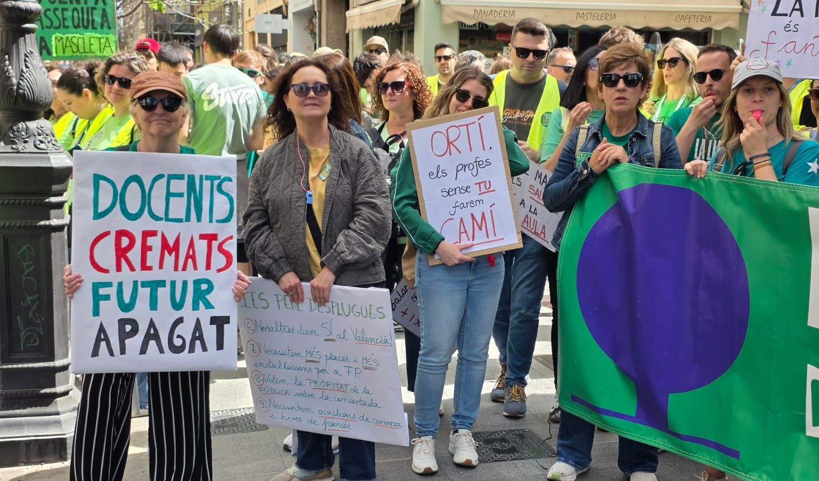 Miles de docentes se manifiestan en València en el primer día de huelga indefinida