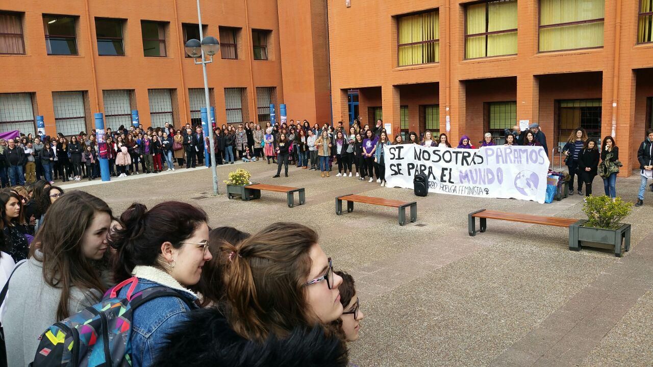 Concentración de estudiantes en la Universidad de Cantabria durante la huelga feminista. | LARO GARCÍA