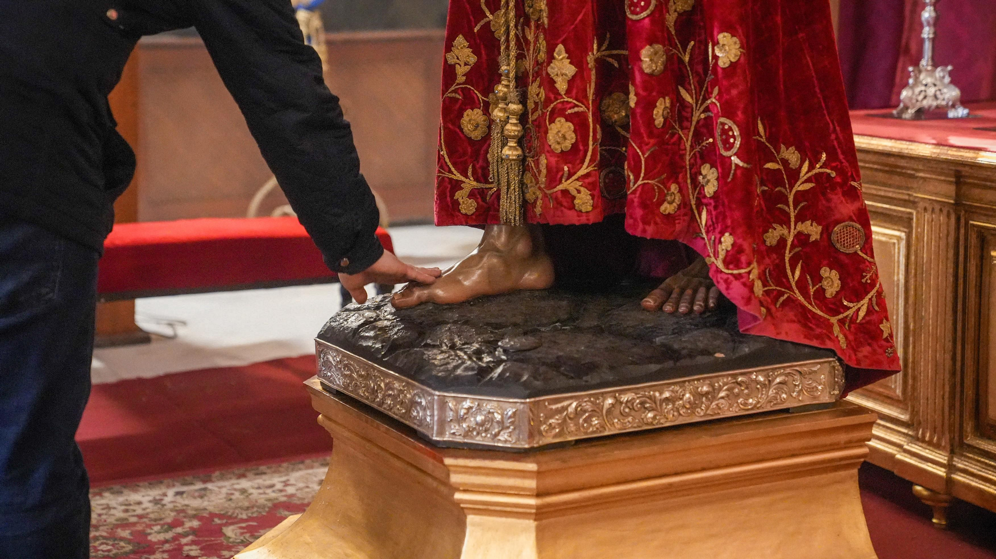 Los besapiés de Jesús Rescatado y del Cristo del Remedio de Ánimas, y el besamanos de Jesús, Divino Salvador, en su Prendimiento, en imágenes