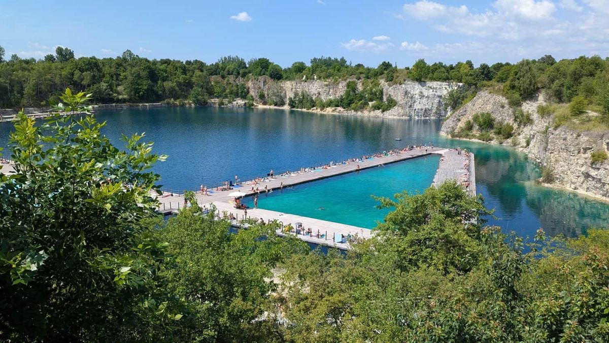 Una explosión accidental en la cantera fue tan potente que creó el cráter, que posteriormente se inundó y dio origen al lago actual