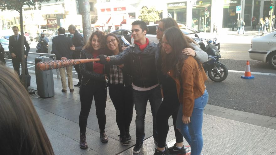 Un fan caracterizado como Negan, con Lucille, la atracción