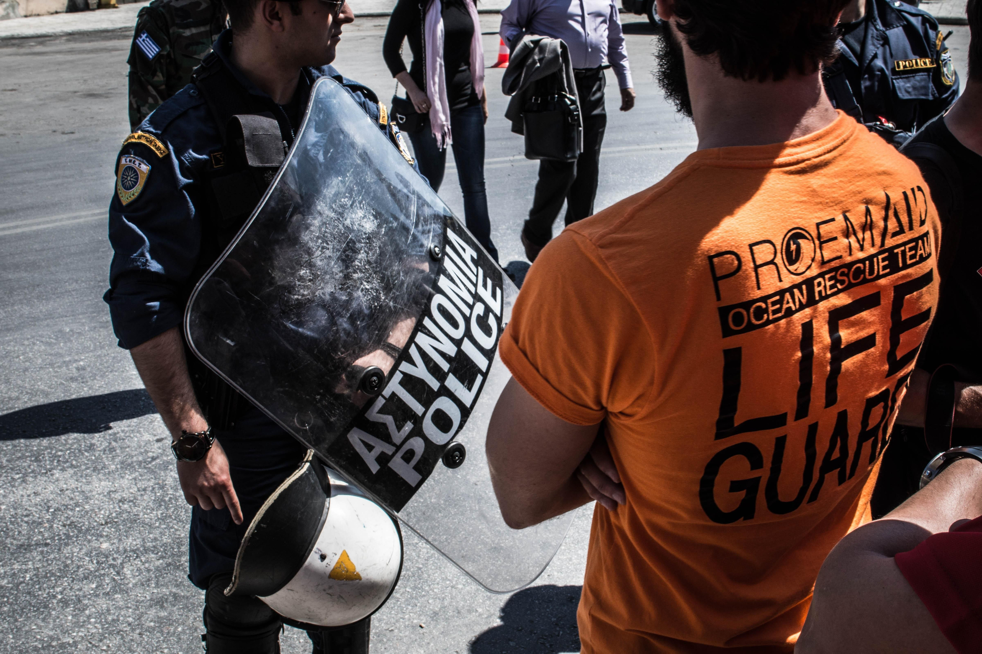 Protesta en el puerto de Mytilini, en la isla de Lesbos