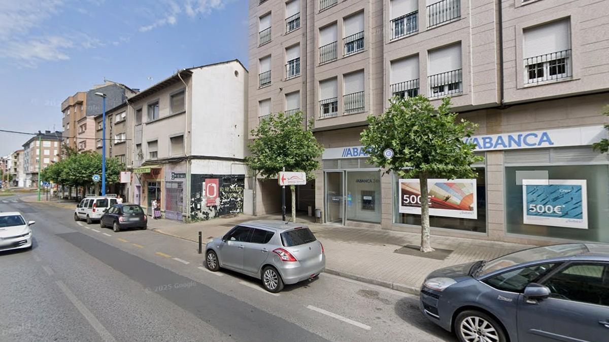 Un hombre atraca un banco con pistola en Ponferrada, huye con 3.000 euros y la cajera sufre una crisis de ansiedad