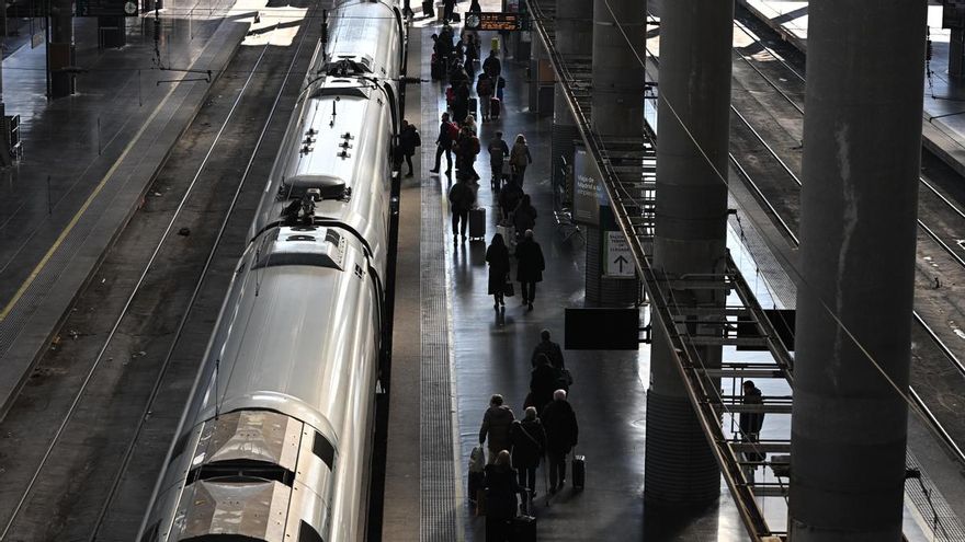 Vista de los andenes de Alta Velocidad con destino Barcelona, este martes en la estación de Atocha en Madrid.