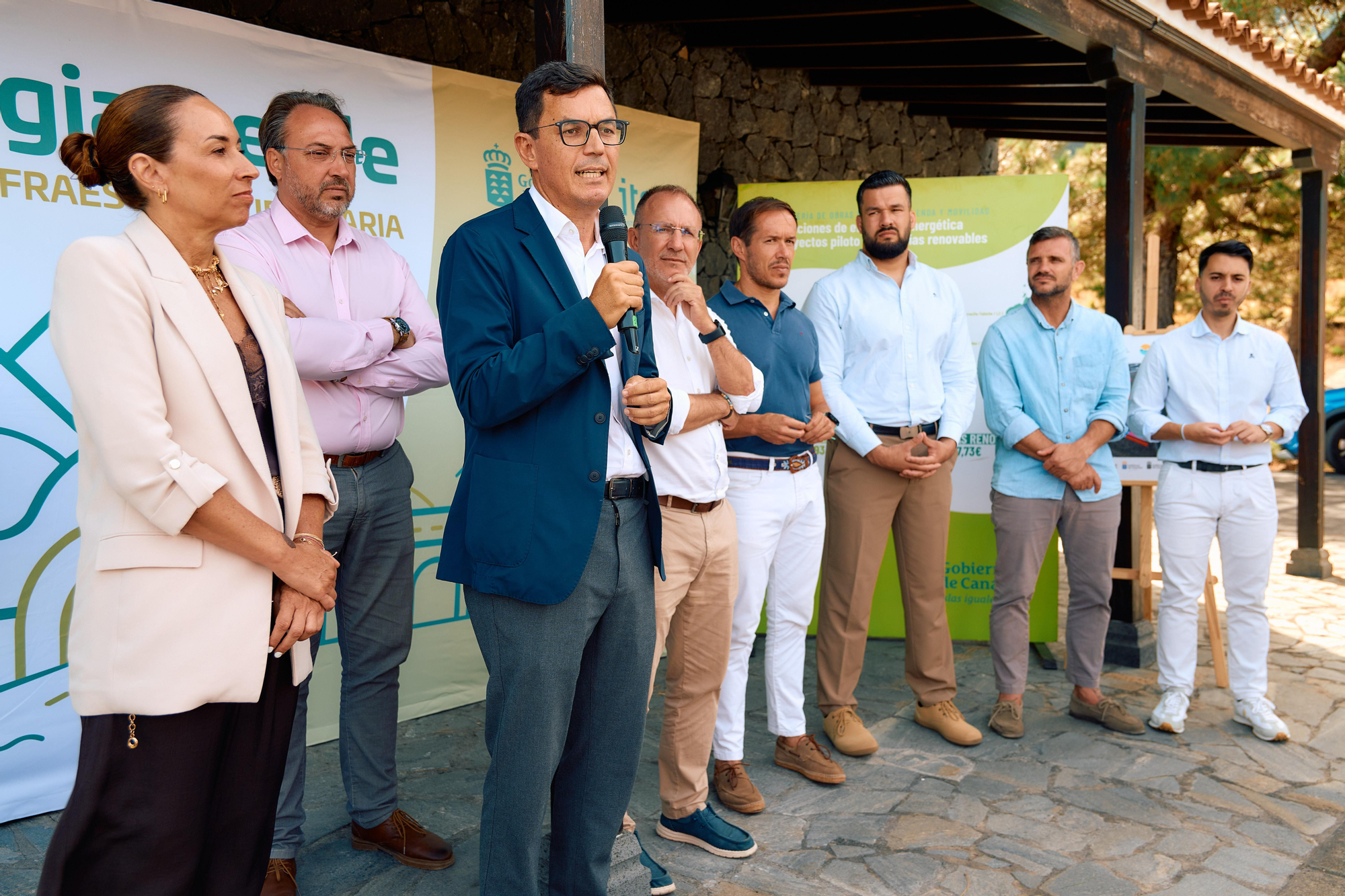 Visita de las autoridades a la instalación fotovoltiaca del túnel de La Cumbre.