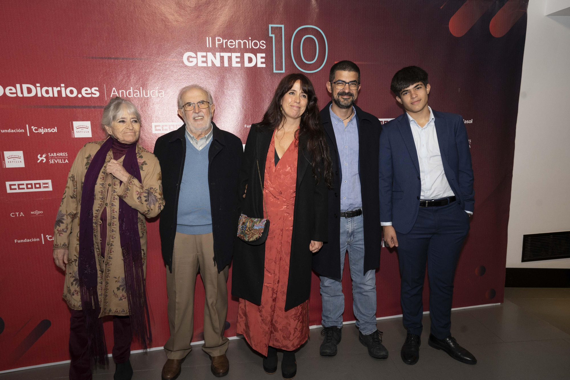 La premiada Gloria Brea, en el centro, con su familia.