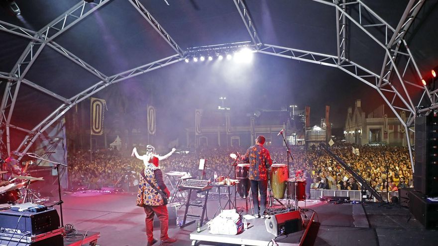 La banda Ibibio Sound Machine (Reino Unido-Ghana) durante el concierto que ofrecieron este sábado en la tercera jornada del festival de música, artes y danza Womad Las Palmas de Gran Canaria 2022. EFE/ Elvira Urquijo A.