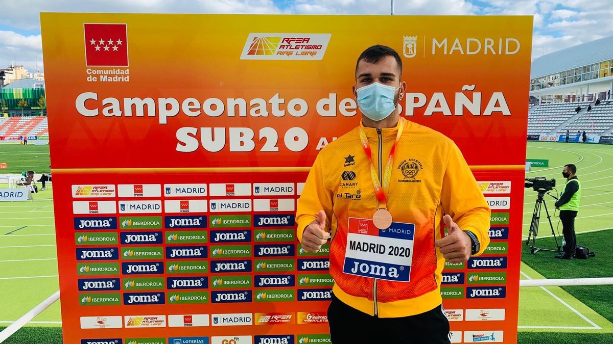 Manuel Anxo luciendo su medalla.