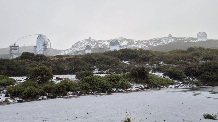 Imagen del Observatorio del Roque de Los Muchachos, este martes, tras la graniza registrada sobre la nieve caída en días pasados.
