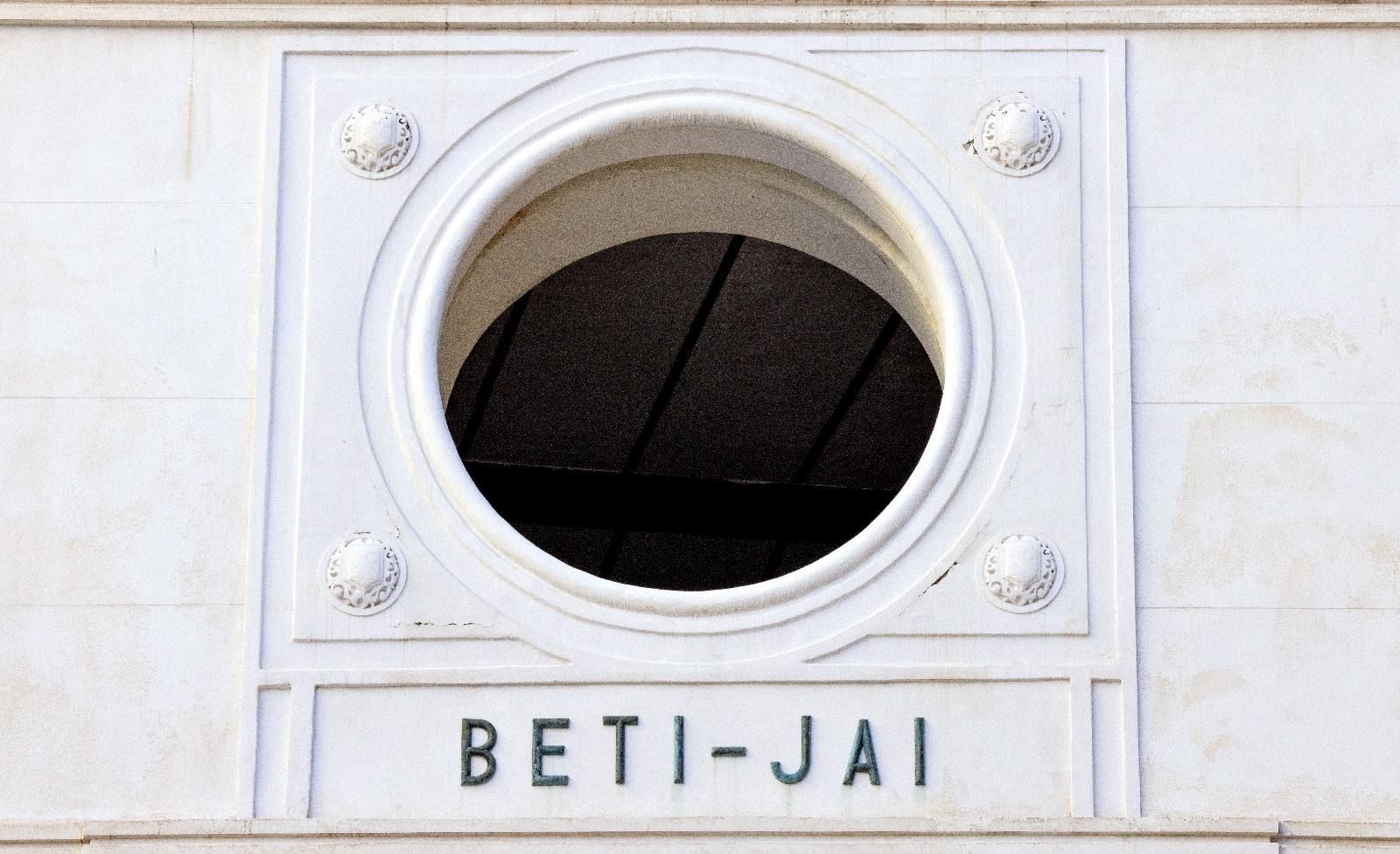 Daños por humedad en el centenario Beti-Jai, la capilla sixtina de la pelota vasca