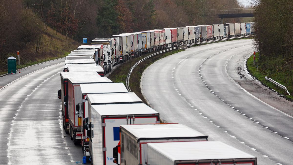 En la imagen de archivo, fila de camiones. EFE/EPA/VICKIE FLORES