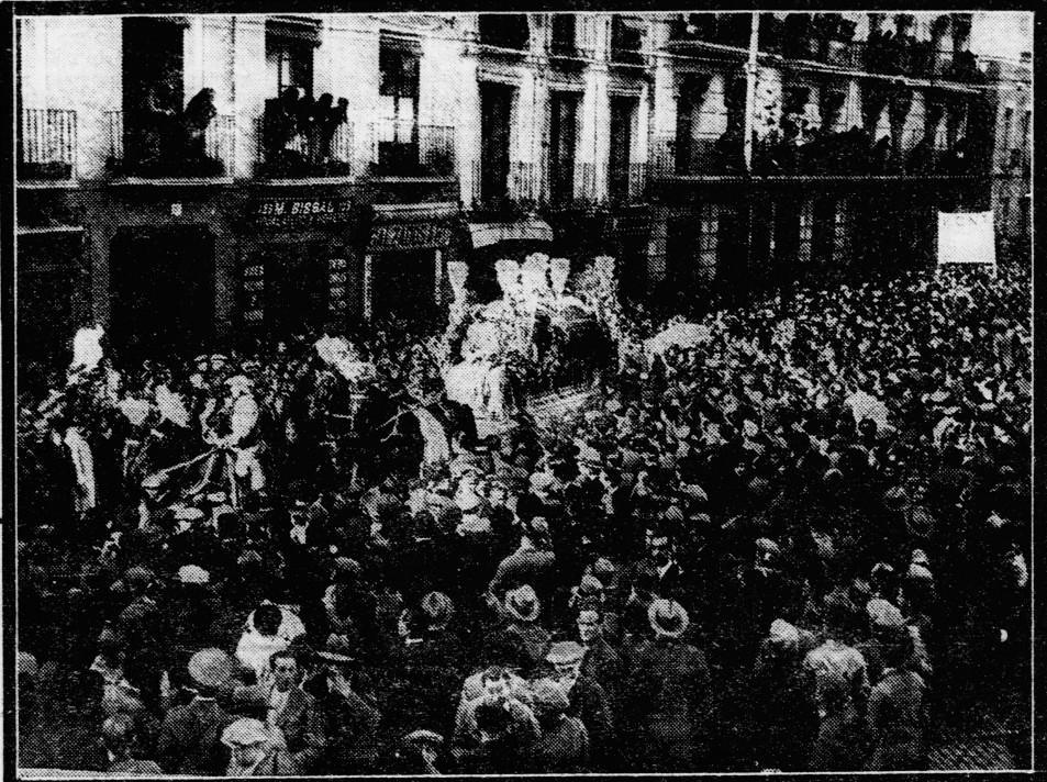 Entierro de la víctima, Isabel Miranda, el 19 de abril de 1932. La multitud acompaña el coche fúnebre. 
