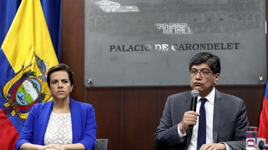 En la imagen, el ministro de Exteriores de Ecuador, José Valencia (d), junto a la ministra del interior, Maria Paula Romo (i).