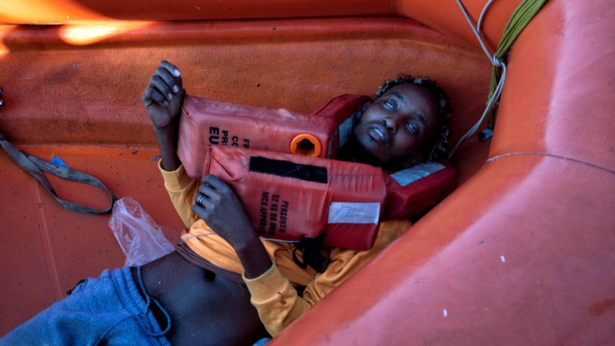 Muere un evacuado del Sea Eye 4, que navega con 105 migrantes y 2 cadáveres