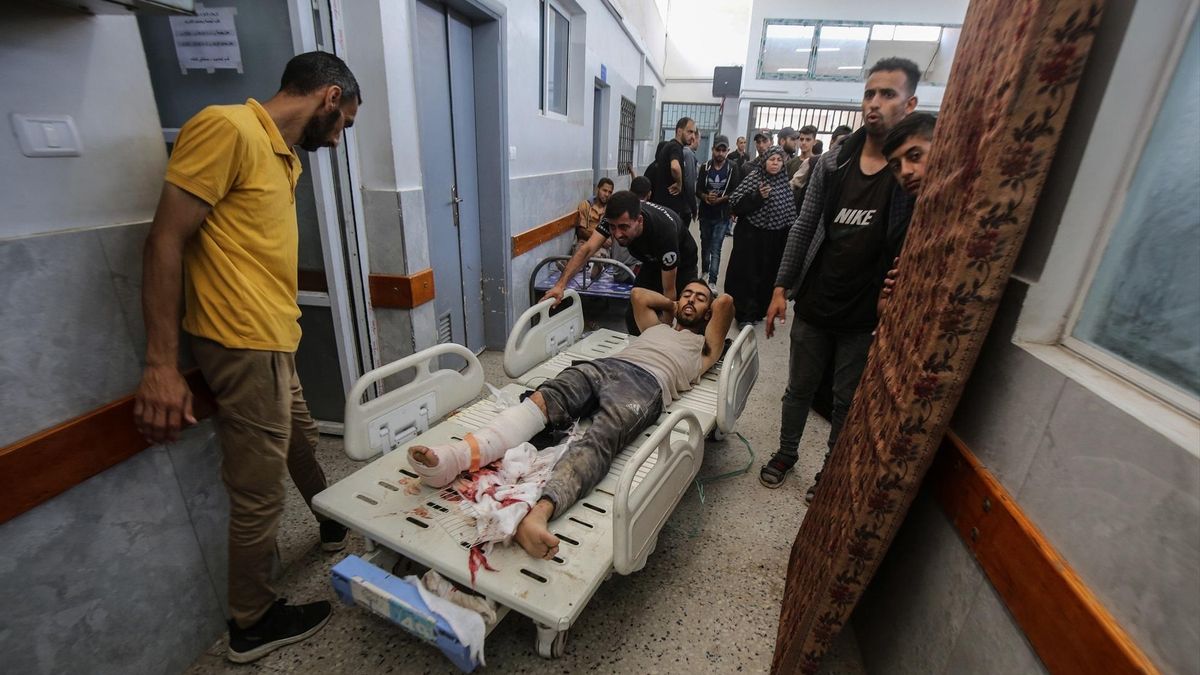 Un hombre palestino herido por el ejército israelí cerca de un centro de distribución de ayuda, en camilla en un hospital de la ciudad de Gaza el 11 de junio.