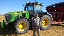 Matt Reimer junto al tractor autónomo que creó usando software libre | Foto: Matt Reiner