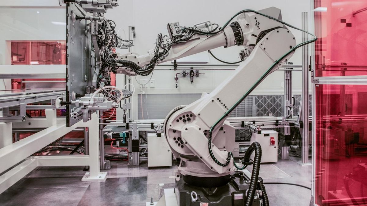 La Universidad de León entrena a futuros operarios con robots virtuales antes de llegar a la fábrica