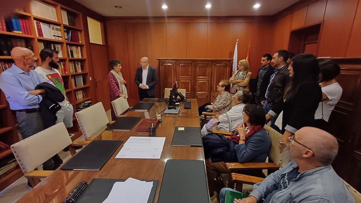 Los familiares de Eusebio Cortezón con el fiscal jefe Jesús Arteaga.