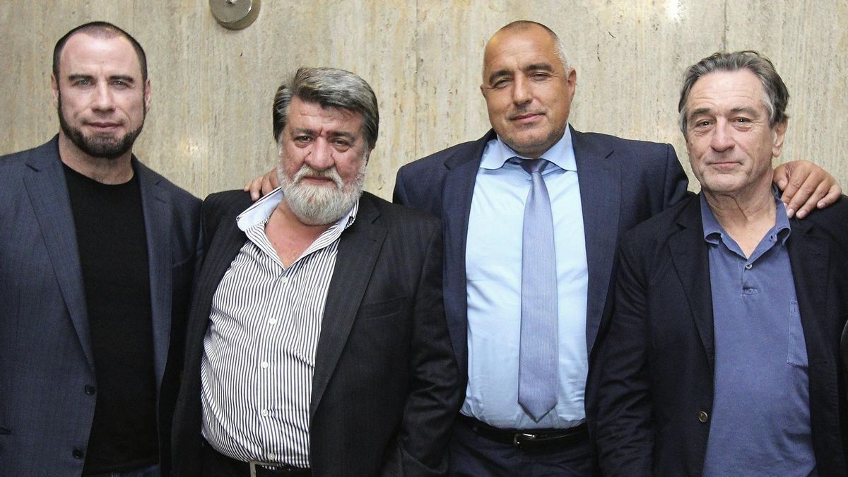 El diputado búlgaro Vezhdi Rashidov (segundo izq.) en octubre de 2012, cuando era ministro de Cultura, posando junto al actor estadounidense John Travolta (izq.) y el actor estadounidense Robert DeNiro (dcha.)