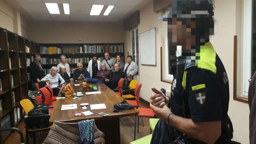 Un policía municipal entra en la biblioteca de Ibar Nagien Etxea durante el encierro de 2018