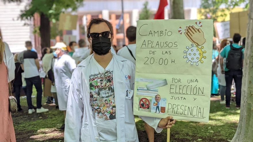 Uno de los problemas de Iñaki Ochandiano es la conciliación: el sistema no garantiza que pueda ir al mismo destino que su pareja.