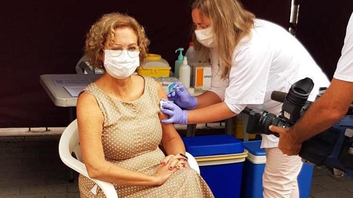 Mercedes Coello se vacuna contra la gripe.