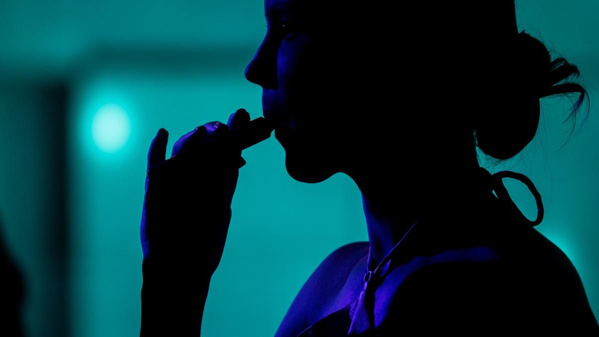 La nueva ley antitabaco obligará a los padres a pagar las multas de los menores que fumen o vapeen