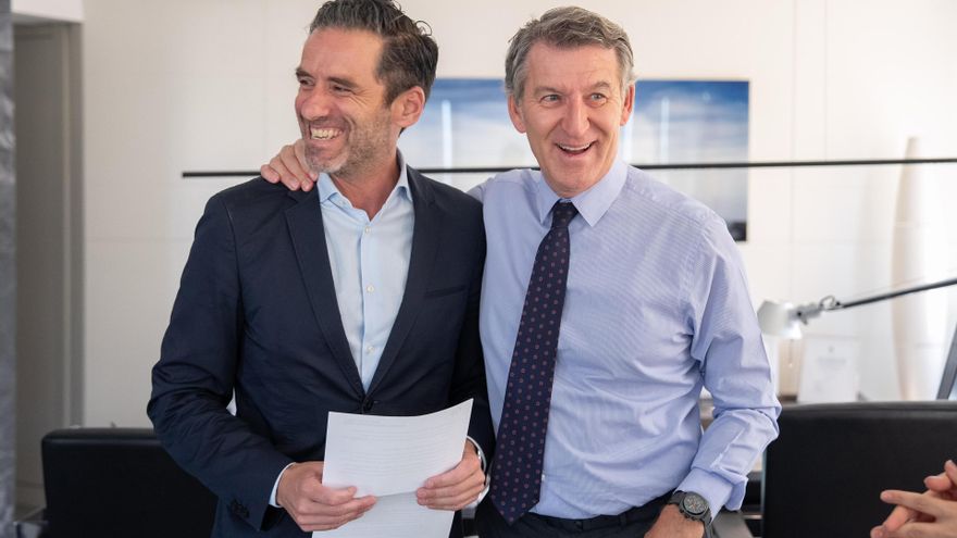 El líder de PP, Alberto Núñez Feijóo, saluda al portavoz nacional del PP, Borja Sémper, que ha desvelado este lunes que padece un tumor cancerígeno.