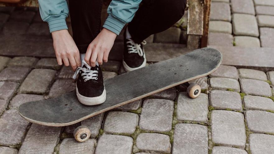 ¡Zapatillas impecables! Guía para eliminar manchas de grasa, barro o tinta