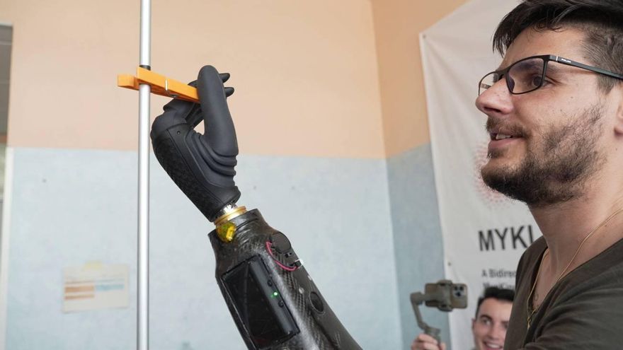 Desarrollan la primera mano robótica activada con el pensamiento con control magnético