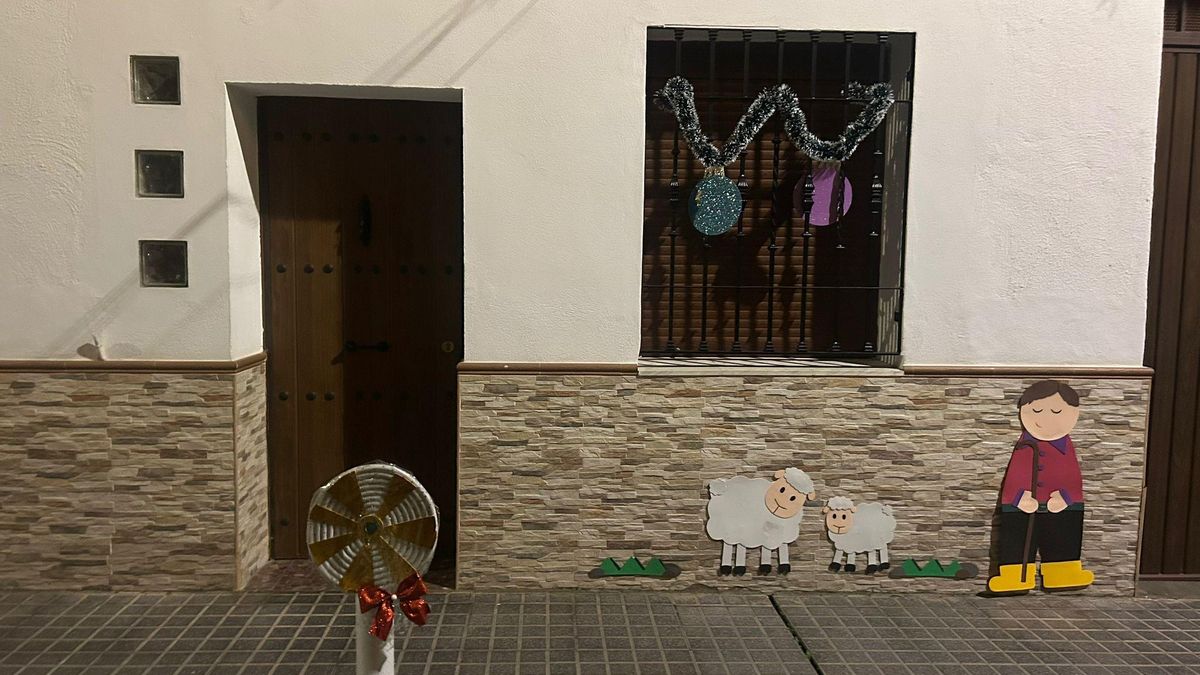 Calle decorada con ambiente navideño