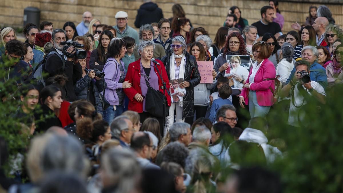 Concentración por el asesinato de una mujer en la Fuensanta
