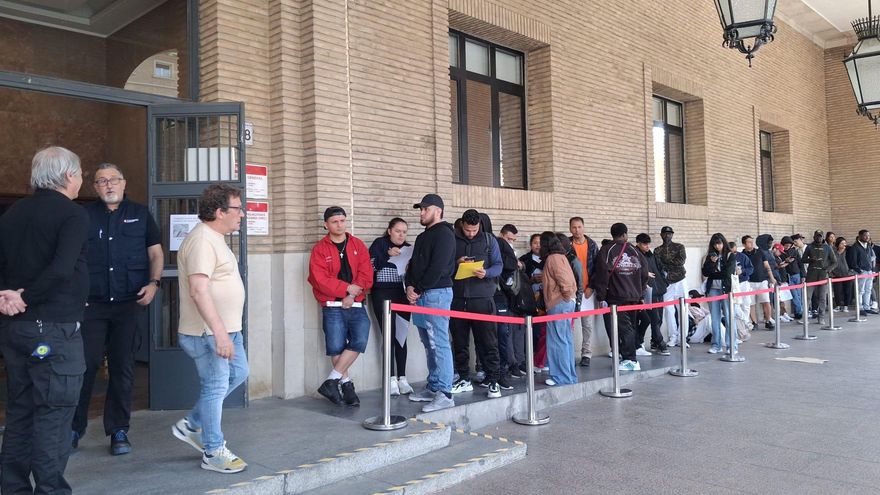 El Gobierno del PP en Zaragoza colapsa la regularización de migrantes al centralizar los trámites en la plaza del Pilar