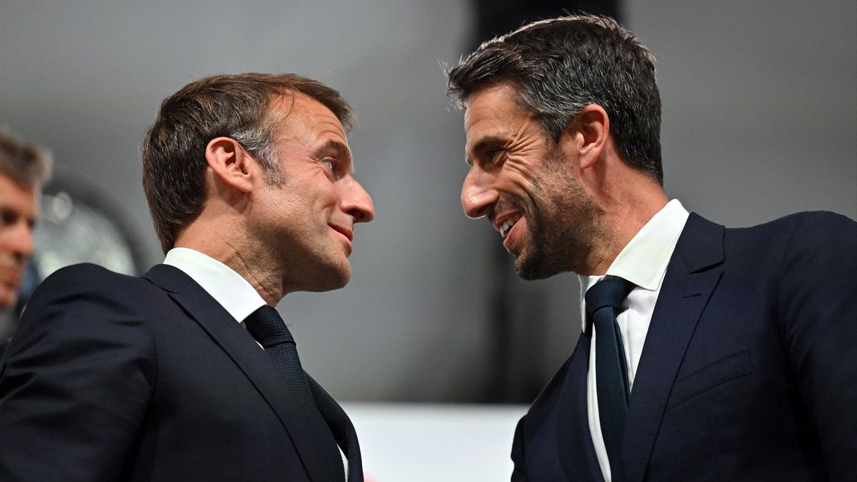 El presidente francés, Emmanuel Macron, se encuentra con Tony Estanguet, presidente del Comité Organizador de los Juegos Olímpicos y Paralímpicos de París 2024